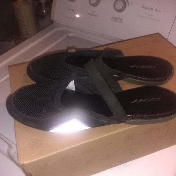 DKNY Sporty Flip Flops - Picture 4 of 4